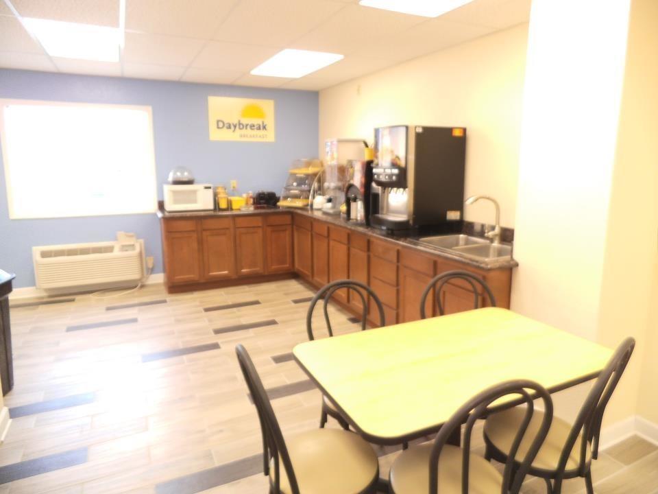 爱荷华城地区/西布兰奇戴斯酒店 West Branch 外观 照片